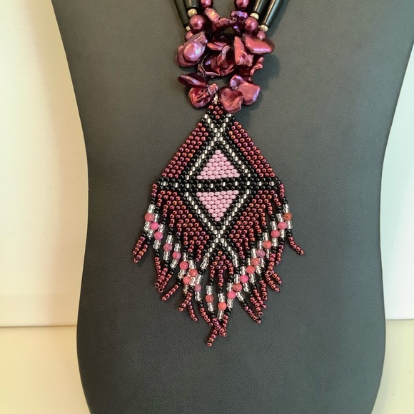 Pink pearl and black hairpipe necklace with handmade beadweaving fringed pendant - Picture 4 of 6